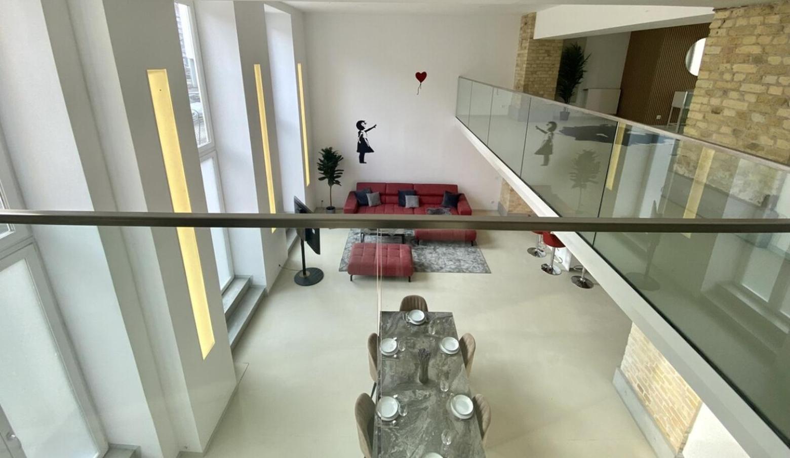 Loft With Pool Table, Kitchen Island & Gallery Appartement