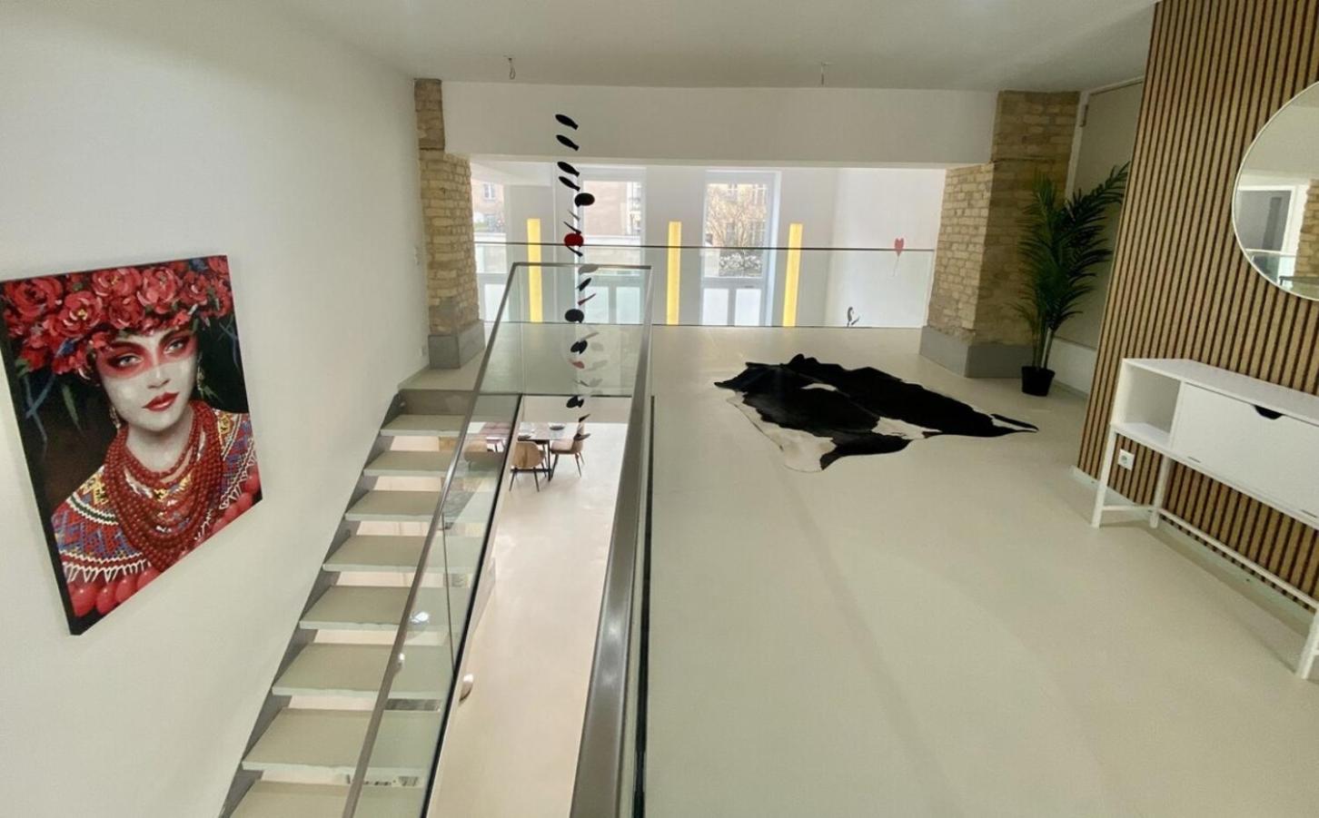 Appartement Loft With Pool Table, Kitchen Island & Gallery *