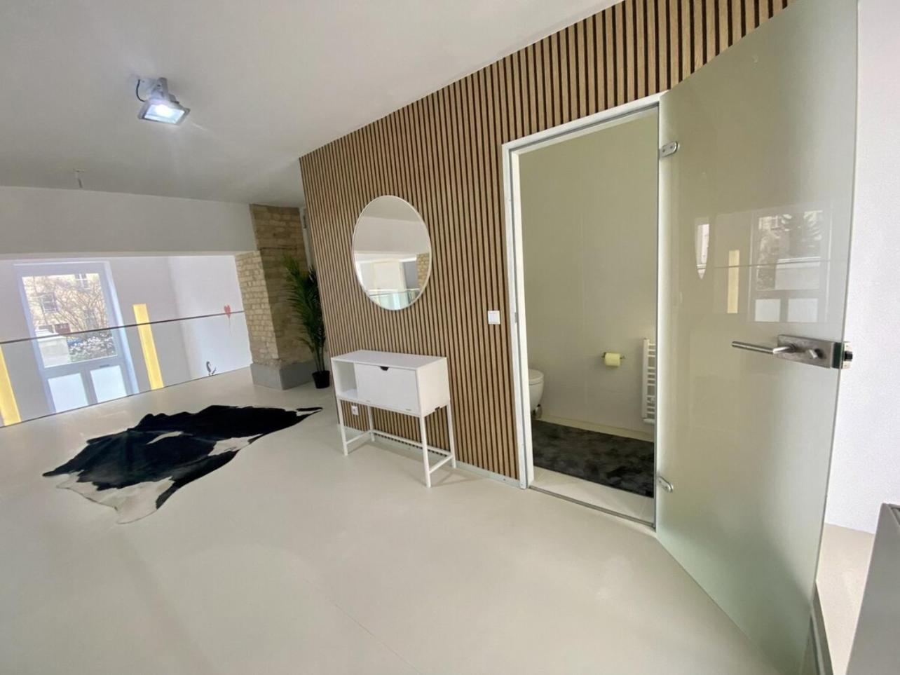 Loft With Pool Table, Kitchen Island & Gallery Appartement Berlijn