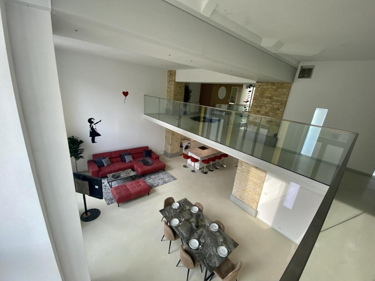 Loft With Pool Table, Kitchen Island & Gallery Berlijn