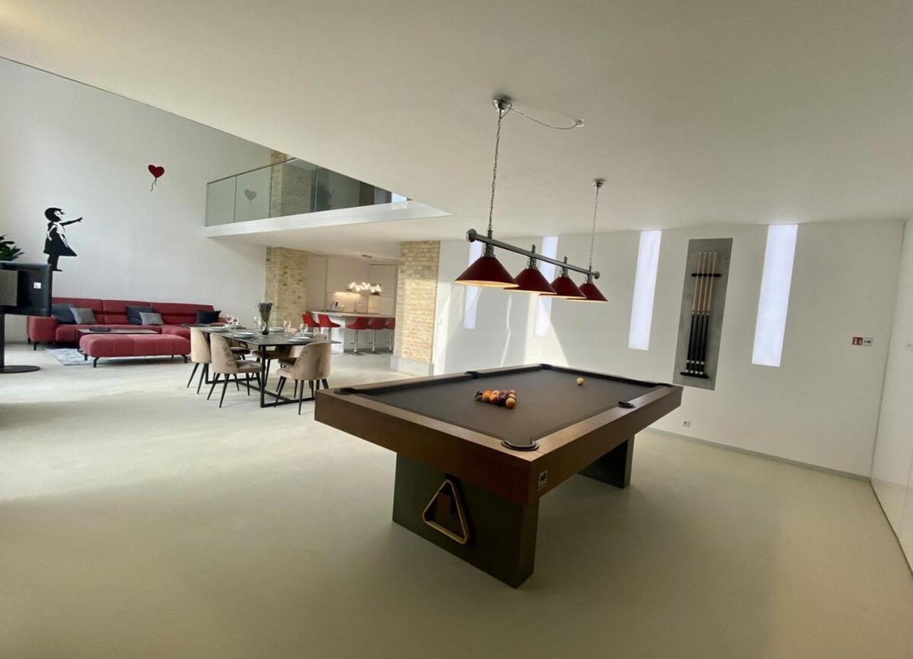 Appartement Loft With Pool Table, Kitchen Island & Gallery *