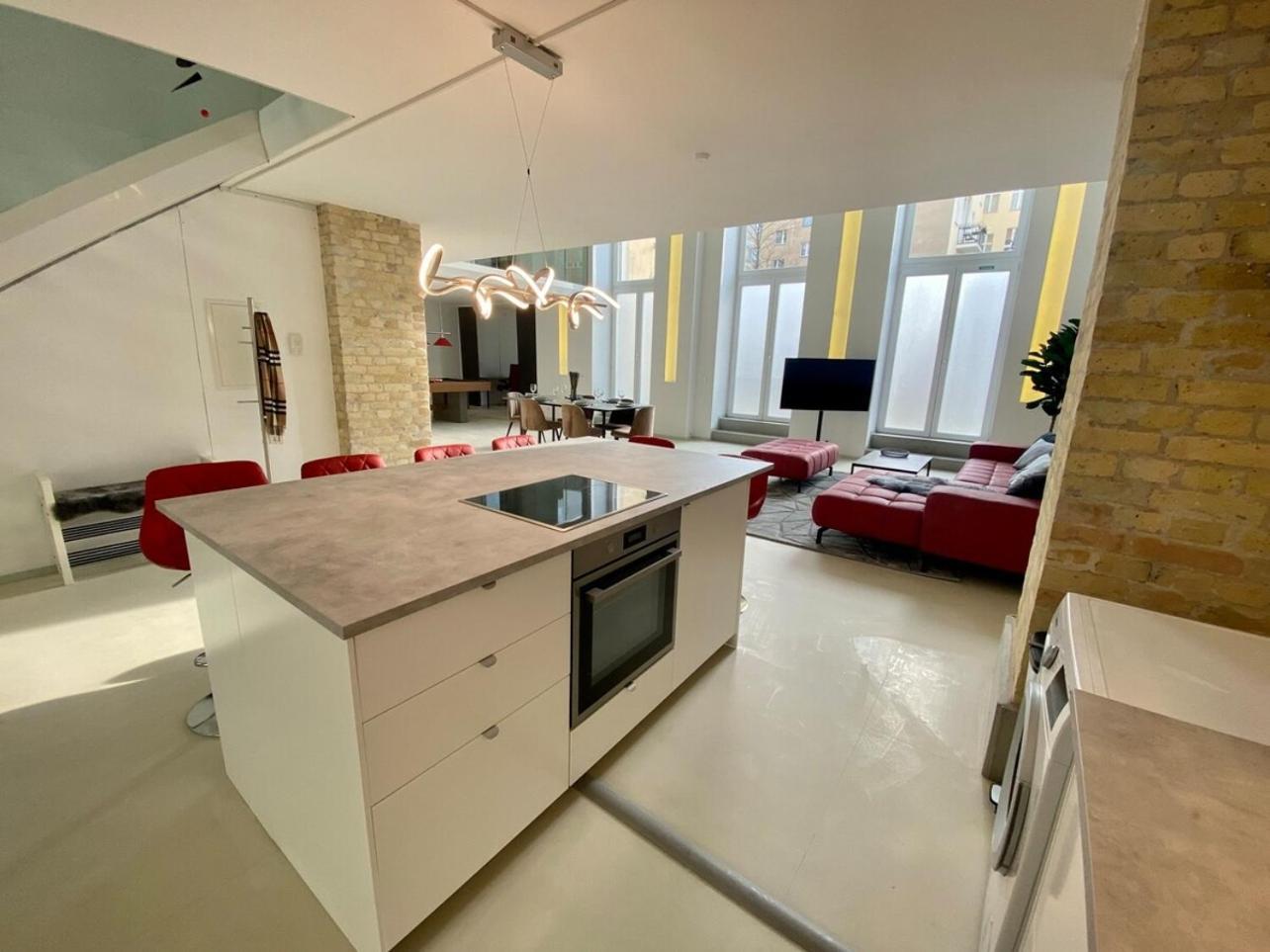 Loft With Pool Table, Kitchen Island & Gallery Berlijn