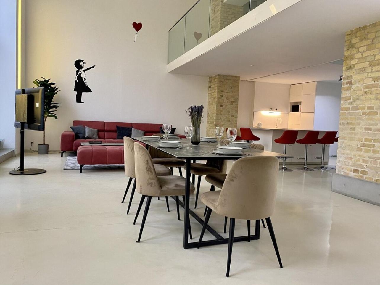 Loft With Pool Table, Kitchen Island & Gallery Appartement Berlijn
