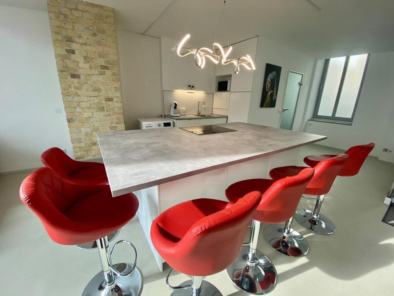 Loft With Pool Table, Kitchen Island & Gallery * Berlijn