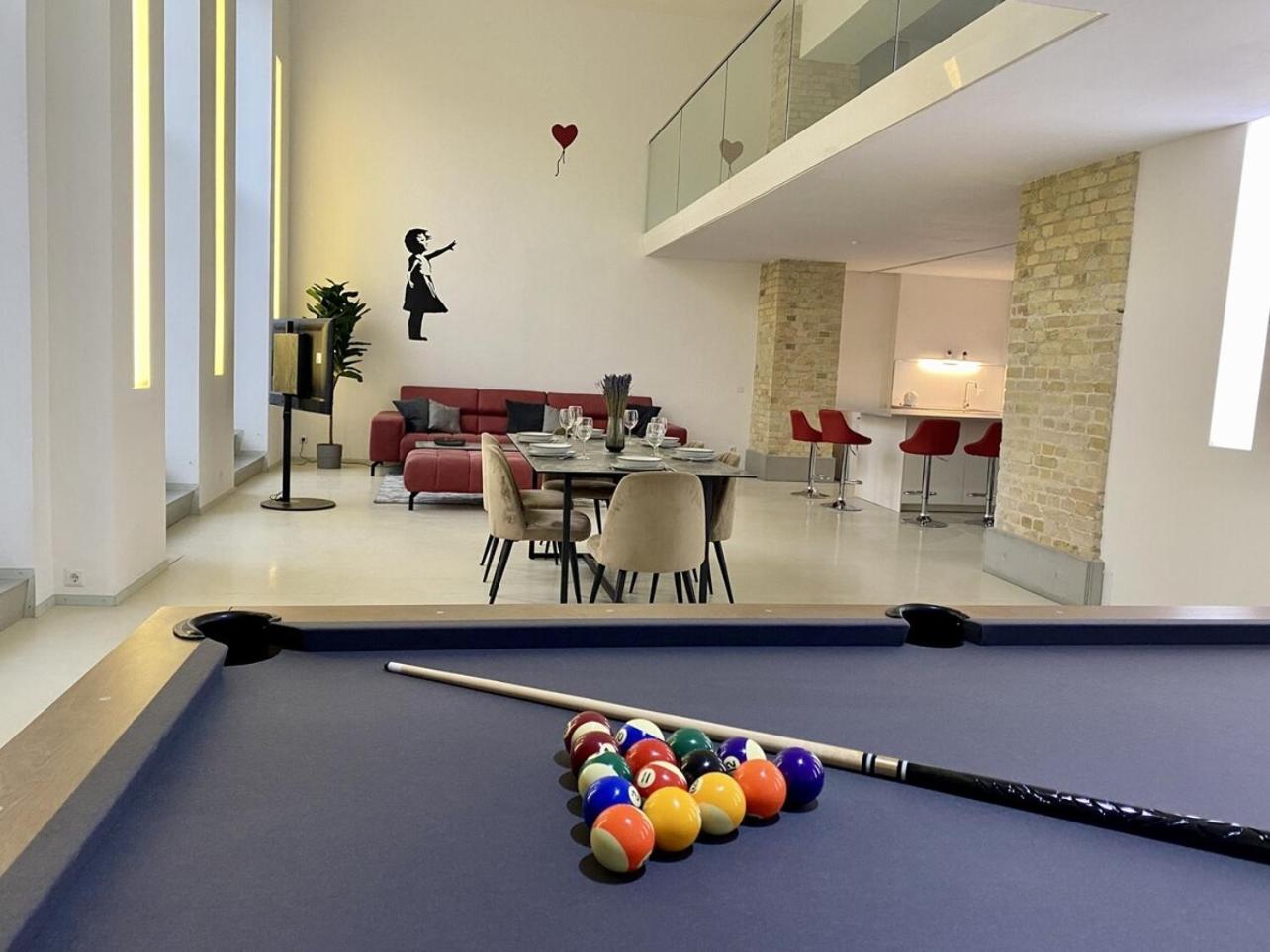 Loft With Pool Table, Kitchen Island & Gallery Appartement Berlijn