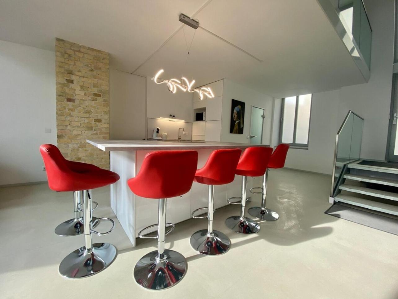 Loft With Pool Table, Kitchen Island & Gallery Berlijn
