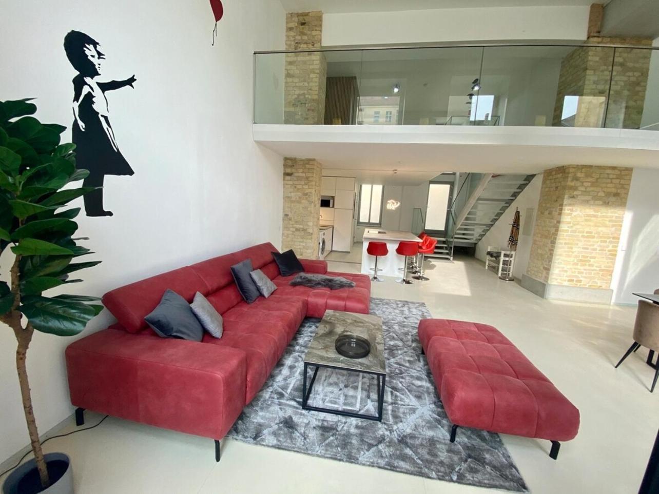 Appartement Loft With Pool Table, Kitchen Island & Gallery