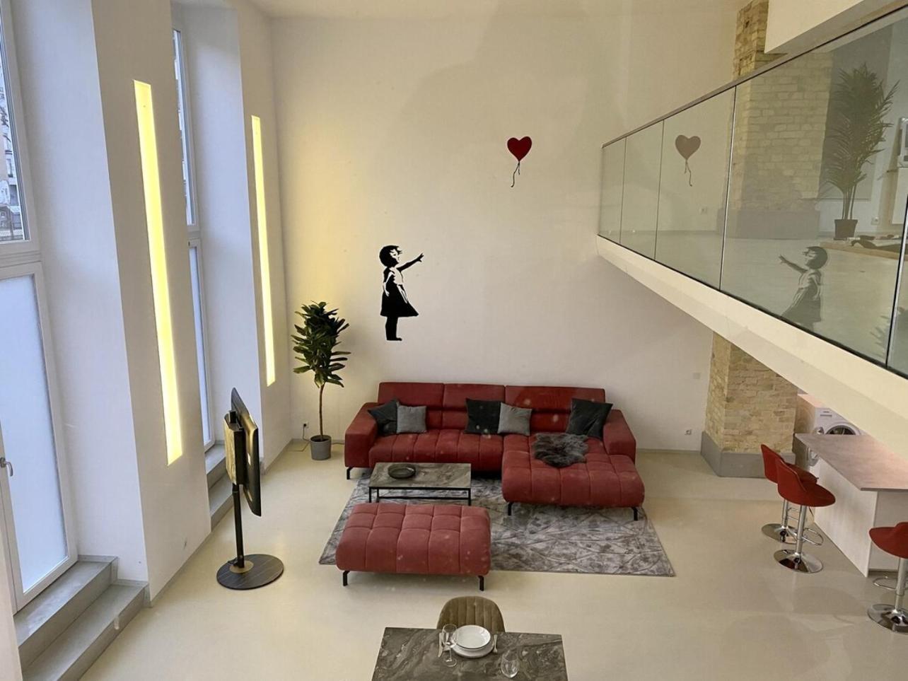 Loft With Pool Table, Kitchen Island & Gallery Berlim